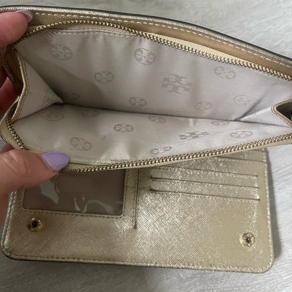 Tory Burch - Tan Leather Wallet with Gold Emblem USED - Picture 7 of 8